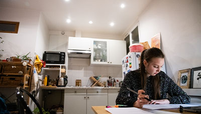 une étudiante dans son appartement