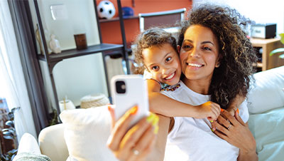 Une maman qui se prend en photo avec sa fille