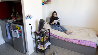 Un étudiante dans son appartement