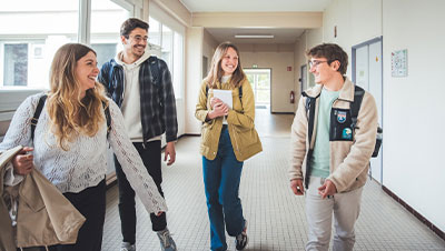 des étudiants dans les couloirs de leur école