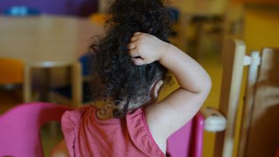 Un enfant qui se gratte la tête