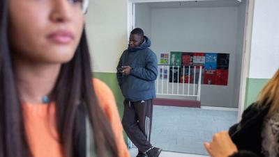 enfant seul écarté d'un groupe de jeune