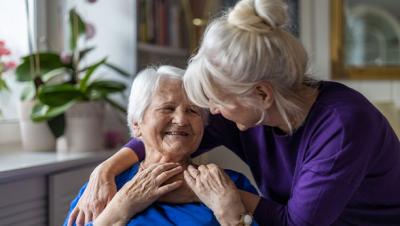 Une femme atteinte de la maladie d'Alzheimer avec sa fille.