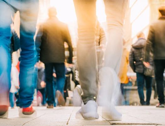 personnes marchant dans la rue