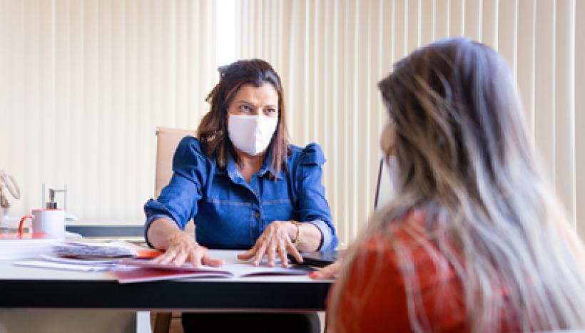 femmes avec documents