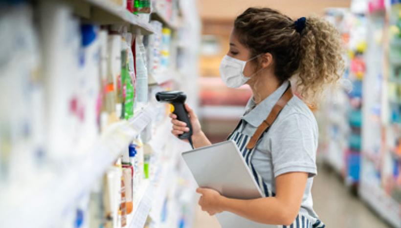 jeune fille dans un rayon