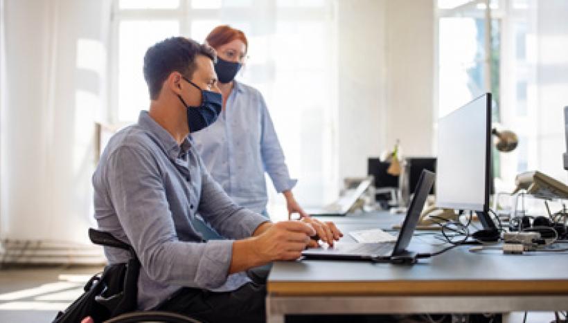 personne en fauteuil roulant