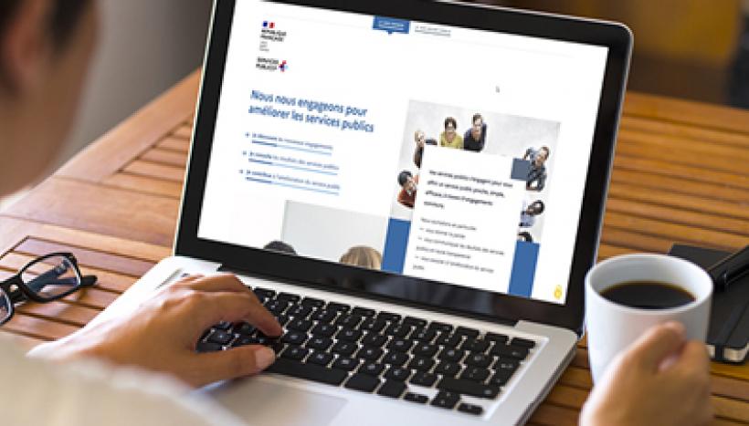 ordinateur avec tasse