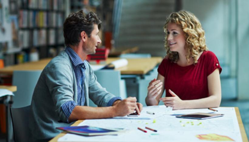 homme et femme assis autour d'une table