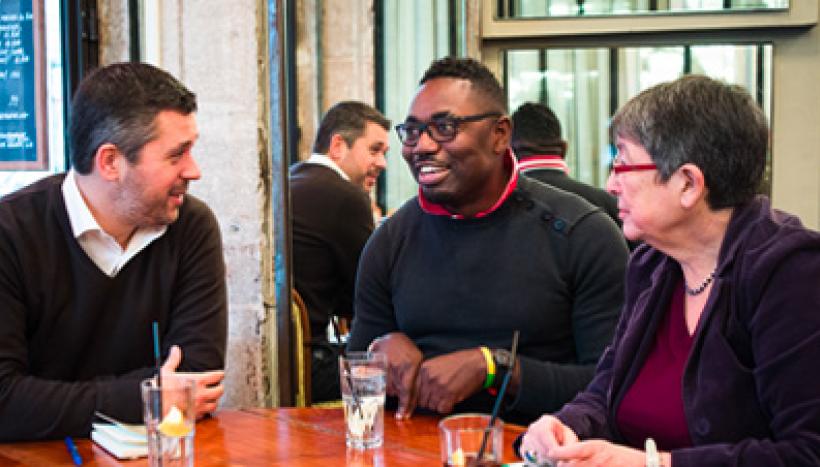 amis dans un restaurant 