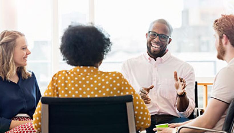 groupe de parents qui discute