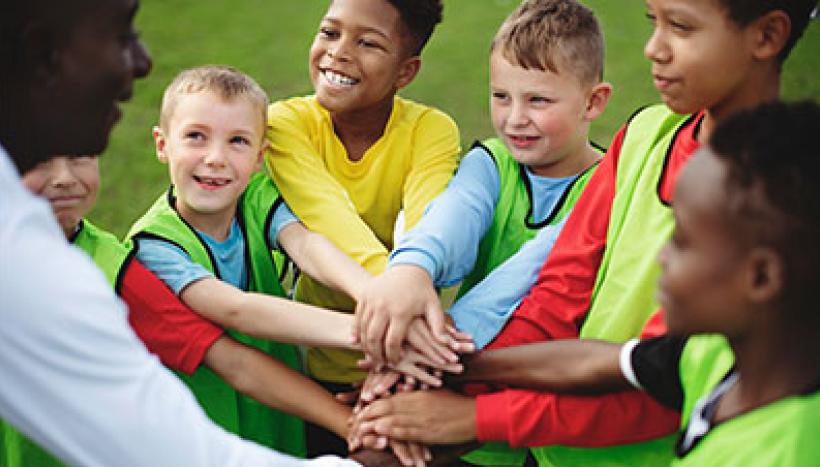 enfants qui jouent ensemble