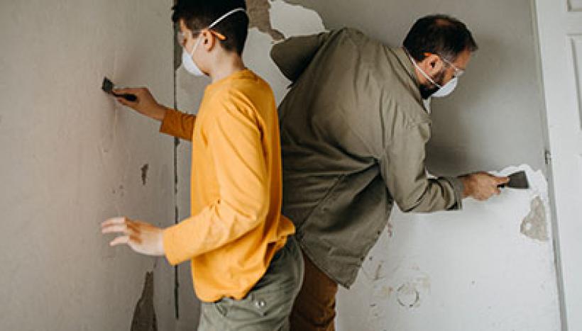 un père et son fils qui rénovent une maison
