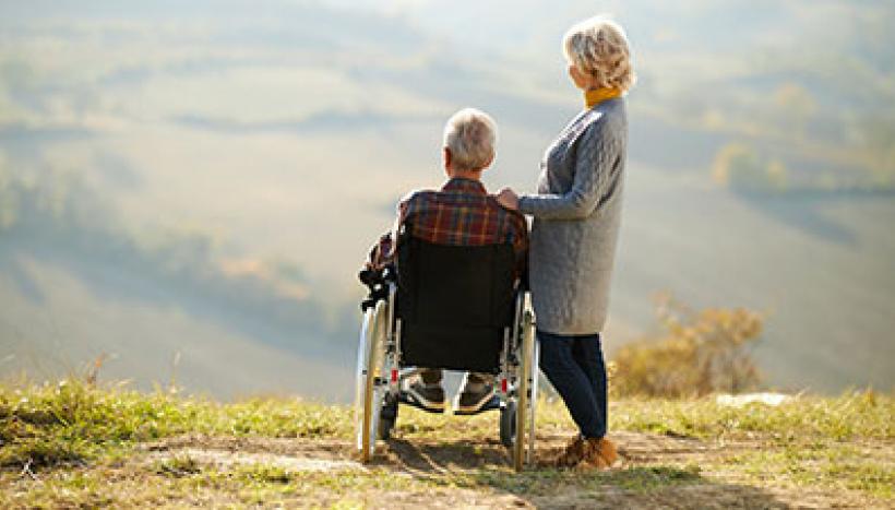 femme avec son mari en fauteuil roulant 