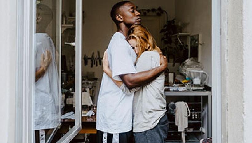 couple qui se font un câlin 