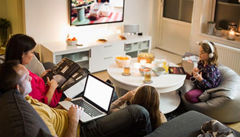 famille sur les écrans