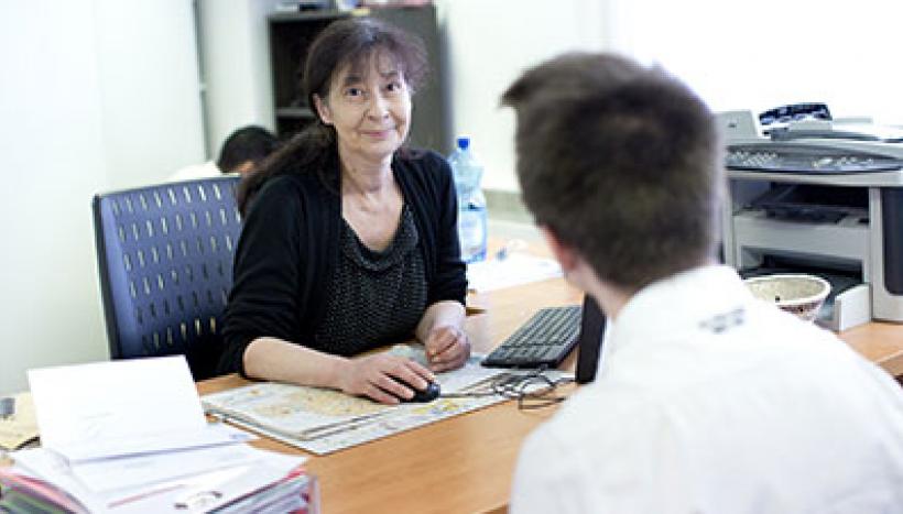 femme qui accueille un stagiaire dans son bureau