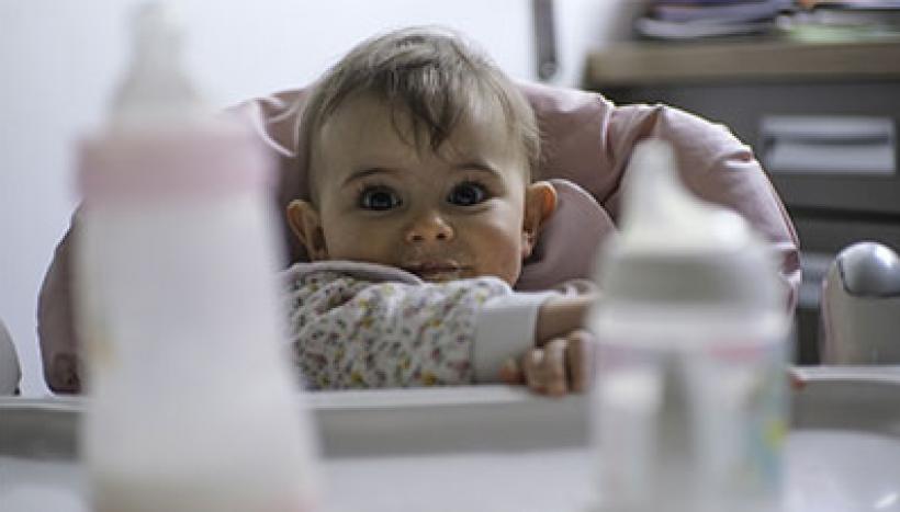 bébé qui se régale avec le lait maternel