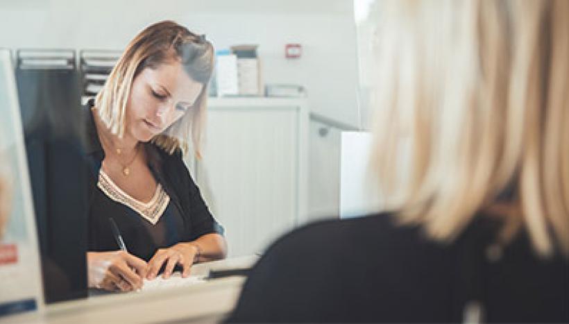 une femme en rendez-vous avec pole emploi