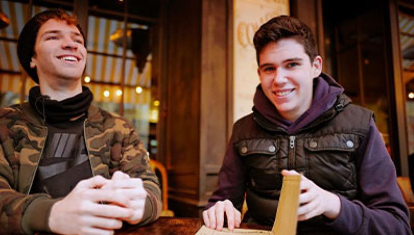 Deux amis en terrasse.