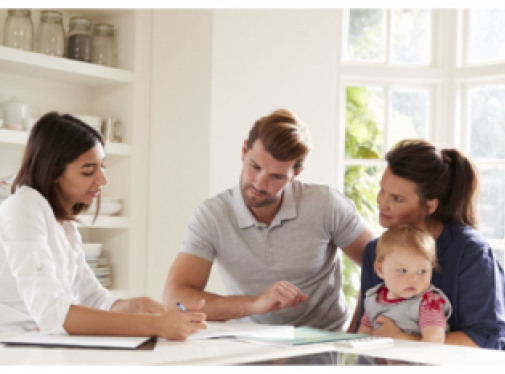 Parents avec un bébé en rendez-vous avec une dame